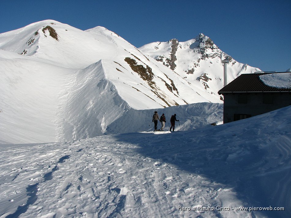 38 Il Rif. Santa Rita (1988 m.) sommerso e chiuso.jpg